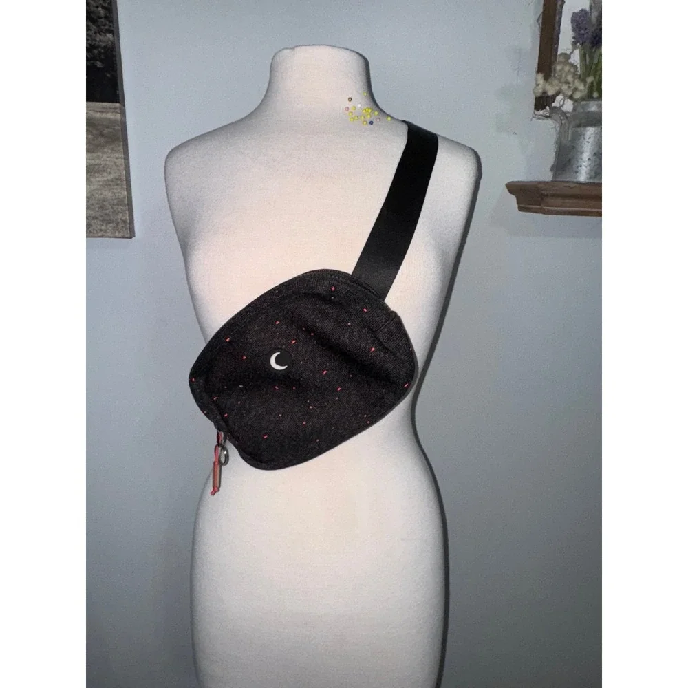 Zyia crossbody fanny pack belt bag black with red speckles rubber emblem - Picture 2 of 9